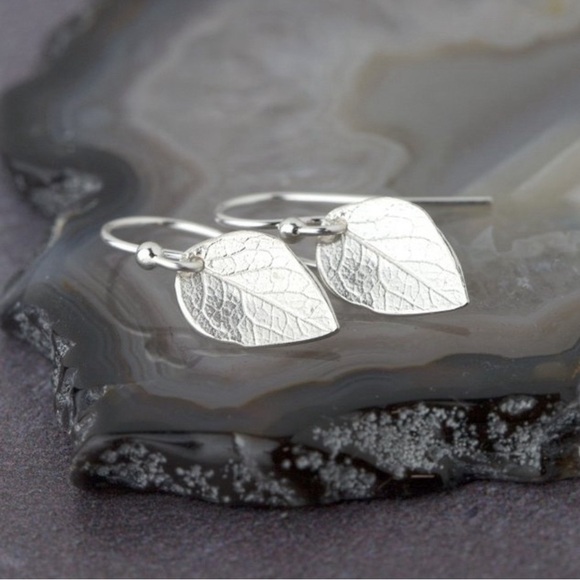 NWT Dazzling 925 Solid Sterling Silver Leaf Earrings. - Picture 2 of 5